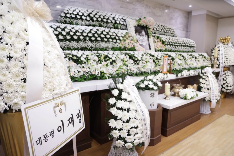 [뉴스1 PICK]'국민 배우' 안성기 별세…장례는 영화인장, 이정재&middot;정우성 운구