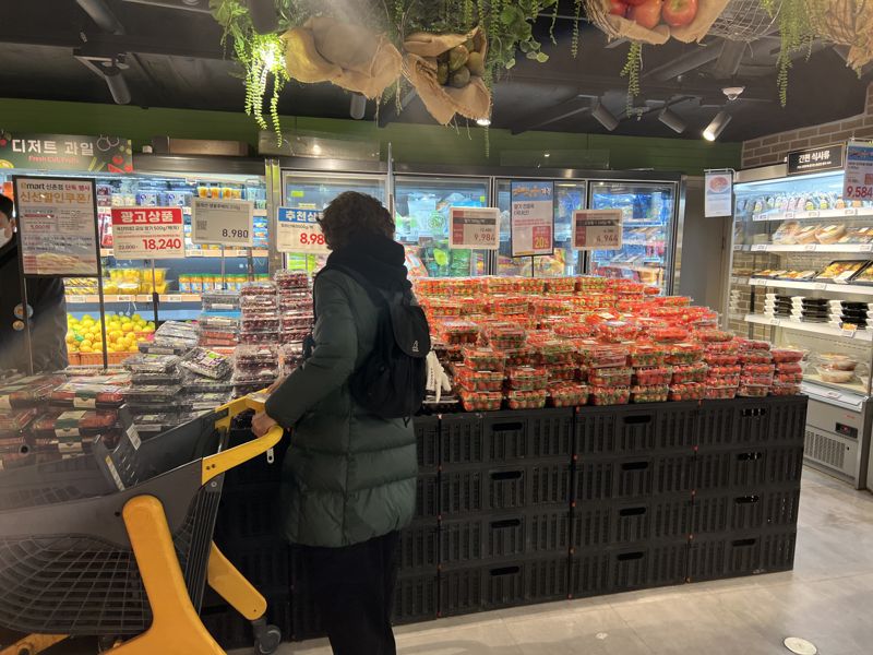 지난 5일 오전 서울 마포구 이마트 신촌점을 찾은 고객이 행사상품을 둘러보고 있다. 사진=김현지 기자