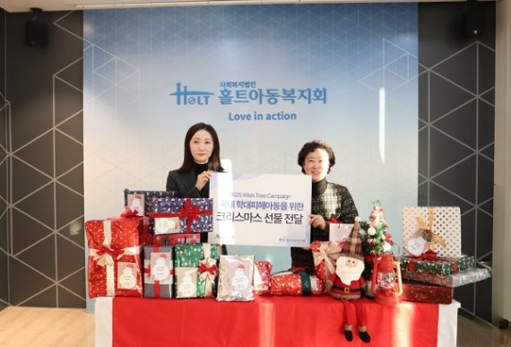 사진: 지난 12월 18일(목), 크리스마스를 맞아 메리어트 인터내셔널 임직원들과 ‘2025 메리어트 위시트리 캠페인’을 진행하며 학대피해아동 100명에게 크리스마스 선물을 전달했다.