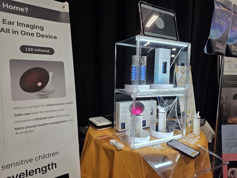 4일(현지시간) 라스베이거스 만달레이 베이 컨벤션센터에서 열린 'CES 언베일드' 행사에서 한국의 디지털 헬스케어 스타트업 오티톤메디컬(Otiton-Medical)이 전시한 스마트 체온계 모습. 사진=김학재기자