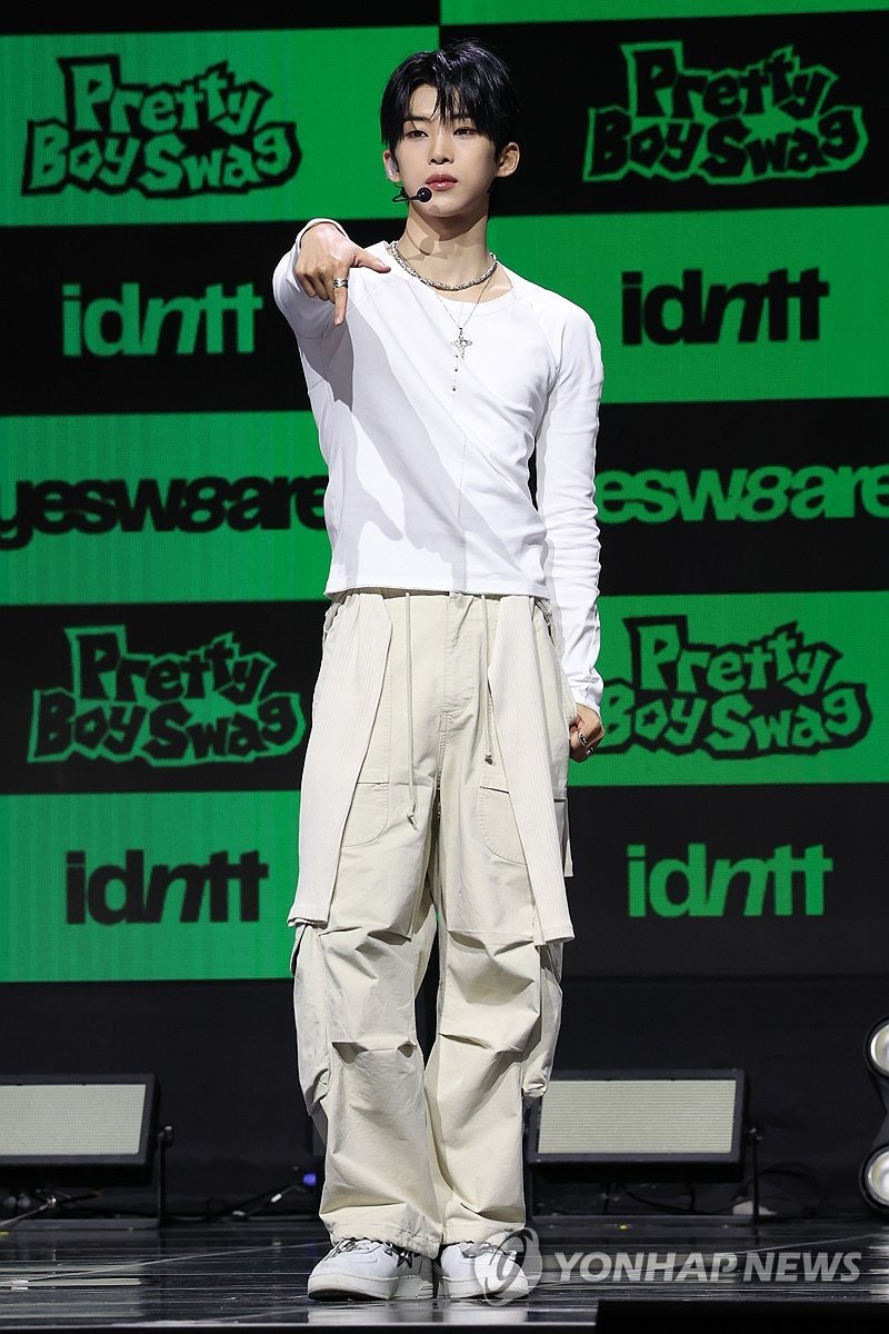 포즈 취하는 김도훈 (출처=연합뉴스)