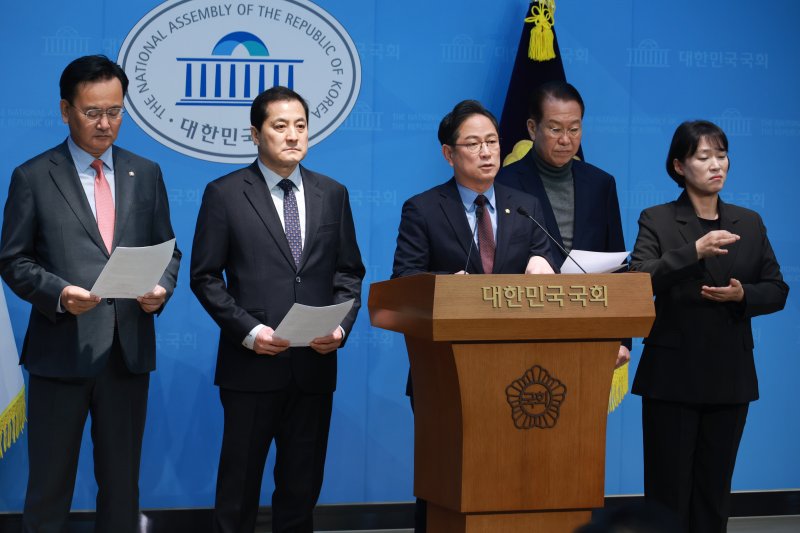 [서울=뉴시스] 고승민 기자 = 박수영 등 국민의힘 기획재정위원회 위원들이 5일 서울 여의도 국회 소통관에서 이혜훈 기획예산처 장관 후보자 인사청문회 관련 성명 발표 기자회견을 하고 있다. 2026.01.05. kkssmm99@newsis.com