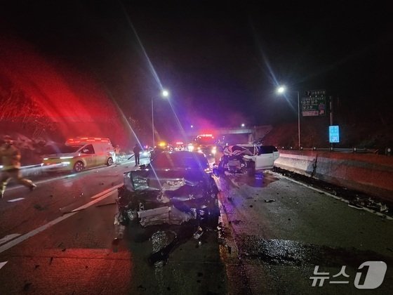 4일 오전 1시 23분께 서해안고속도로 상행선 고창분기점 인근에서 발생한 교통사고 현장에서 수습하던 경찰관 등 2명이 SUV에 치여 숨졌다.(전북 소방 제공. 재판매 및 DB 금지)