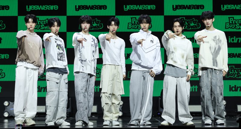 [서울=뉴시스] 김혜진 기자 = 그룹 아이덴티티 유네버멧(왼쪽부터 이환희, 남지운, 이재영, 김도훈, 최태인, 김주호, 김희주)이 5일 오후 서울 한남동 블루스퀘어에서 열린 앨범 '예스위아' 발매 기념 쇼케이스에서 포즈를 취하고 있다. 2026.01.05. jini@newsis.com