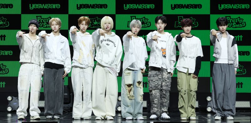[서울=뉴시스] 김혜진 기자 = 그룹 아이덴티티 예스위아(왼쪽부터 토와, 박누리, 이규혁, 이청명, 김성준, 한예준, 최경빈, 황은수)가 5일 오후 서울 한남동 블루스퀘어에서 열린 앨범 '예스위아' 발매 기념 쇼케이스에서 포즈를 취하고 있다. 2026.01.05. jini@newsis.com