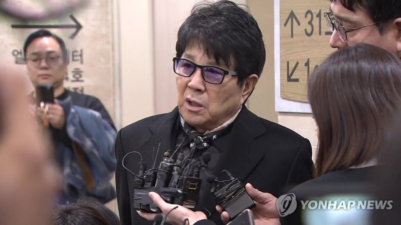 배우 안성기 빈소 찾은 가수 조용필. 연합뉴스