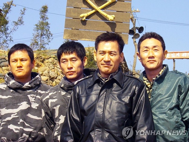 2003년 개봉한 영화 실미도 출연진들. 강성진(왼쪽부터), 설경구, 안성기, 허준호.