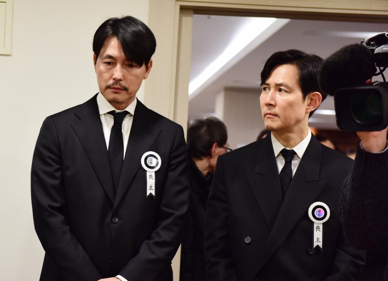 배우 정우성과 이정재가 5일 서울 서초구 서울성모병원 장례식장에 마련된 배우 안성기의 빈소에서 조문객을 맞이하고 있다.뉴스1