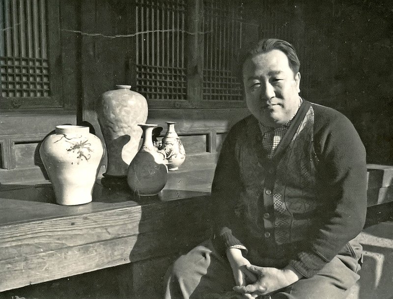 1960년 종로 간송생가 앞에 있는 간송 전형필 선생의 모습(국립중앙박물관 제공)