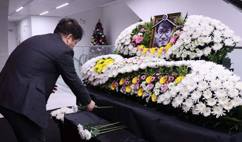 5일 서울 중구 서울영화센터에 마련된 고 안성기의 추모 공간을 찾은 시민이 조문을 하고 있다. 2026.1.5/뉴스1 ⓒ News1 박지혜 기자