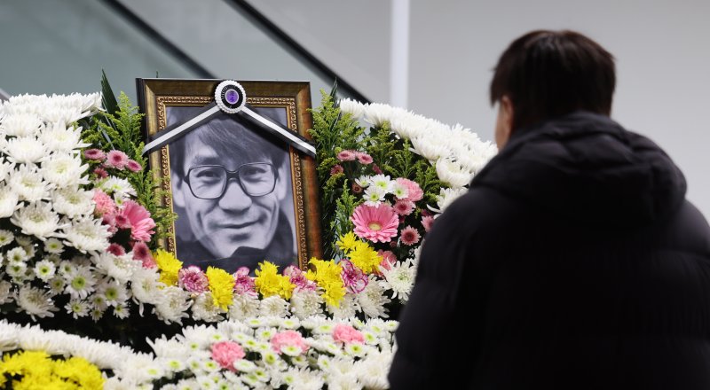 5일 서울 중구 서울영화센터에 마련된 고 안성기의 추모 공간을 찾은 시민이 조문을 하고 있다.2026.1.5/뉴스1 ⓒ News1 박지혜 기자