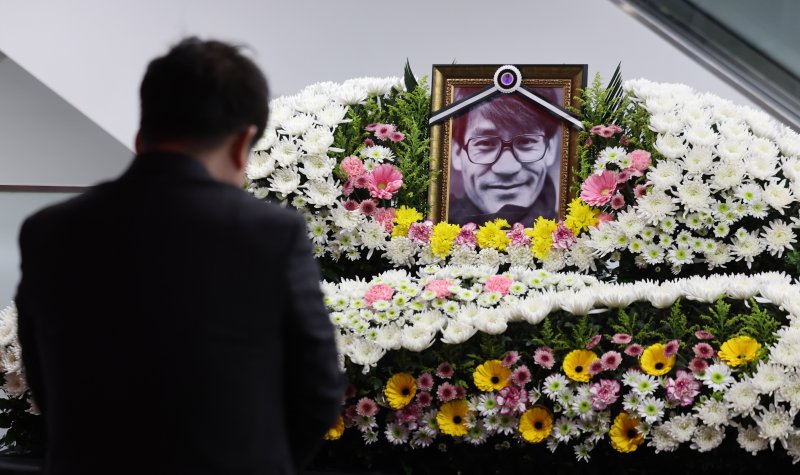 5일 서울 중구 서울영화센터에 마련된 고 안성기의 추모 공간을 찾은 시민이 조문을 하고 있다. 2026.1.5/뉴스1 ⓒ News1 박지혜 기자