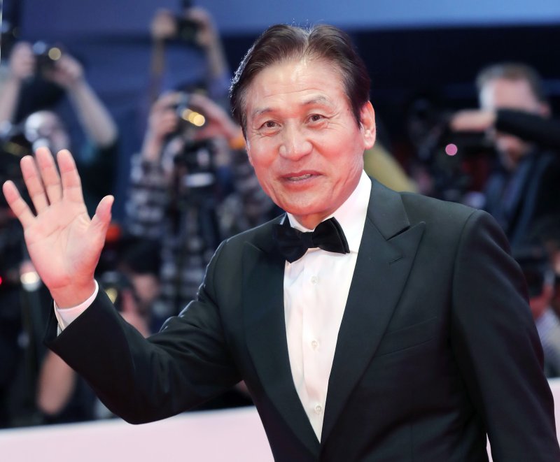 배우 안성기가 5일 서울 용산구 순천향대병원에서 향년 74세를 일기로 별세했다. 사진은 2018년 제23회 부산국제영화제 개막식 레드카펫 행사에 참석하는 배우 안성기. (뉴스1 DB)20251.5/뉴스1