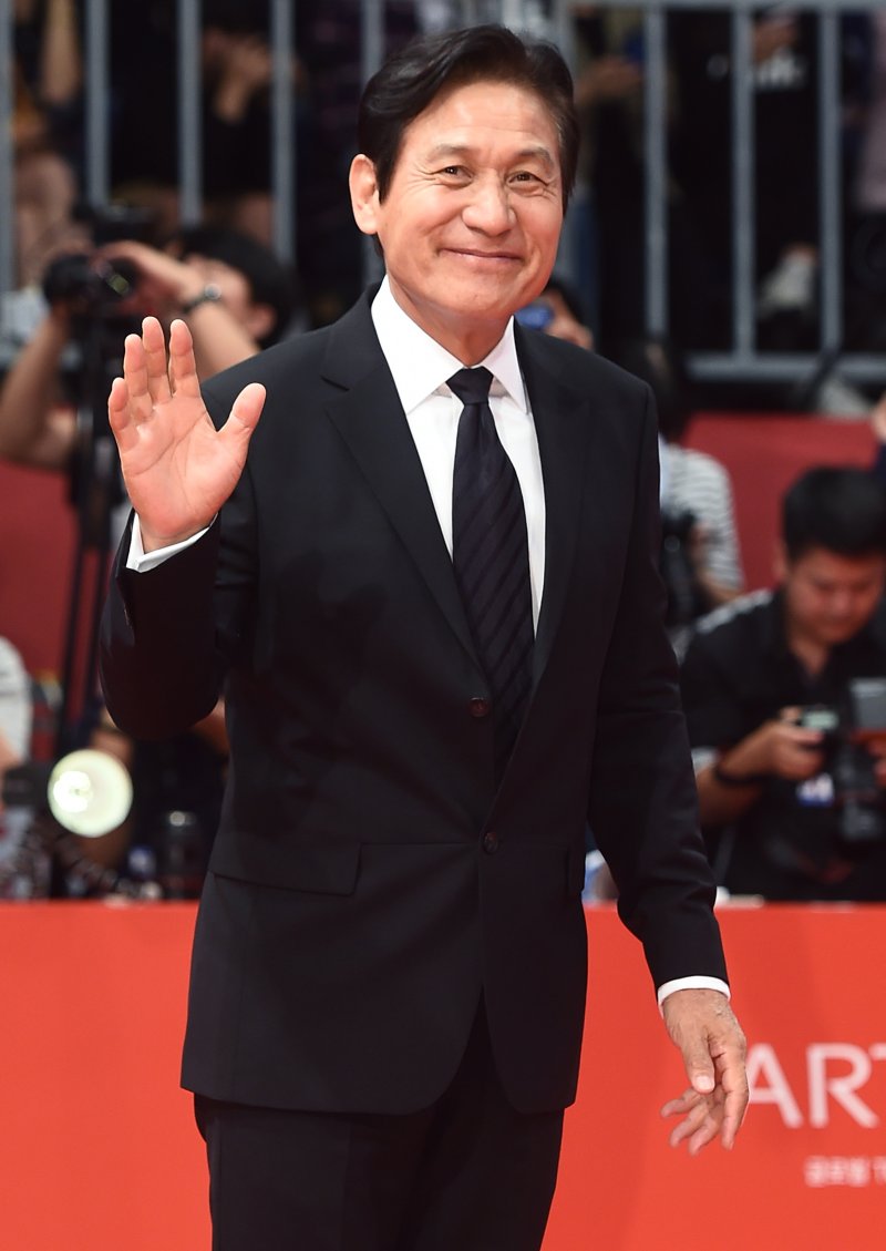 배우 안성기가 5일 서울 용산구 순천향대병원에서 향년 74세를 일기로 별세했다. 사진은 2016년 제21회 부산국제영화제 개막식 레드카펫 행사에 참석하는 배우 안성기. (뉴스1 DB)2026.1.5/뉴스1