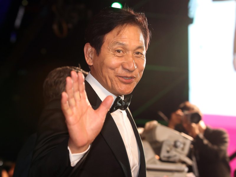 배우 안성기가 5일 서울 용산구 순천향대병원에서 향년 74세를 일기로 별세했다. 사진은 2019년 제24회 부산국제영화제 개막식 레드카펫 행사에 참석하는 배우 안성기. (뉴스1 DB)2025.1.5/뉴스1