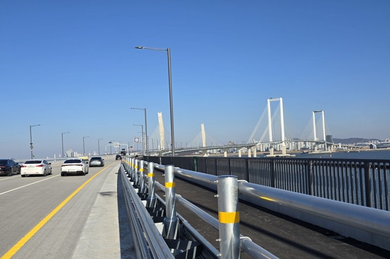 제3연륙교 개통 첫날 청라 방향으로 차량들이 달리고 있다. / 뉴스1 ⓒ News1 유준상 기자