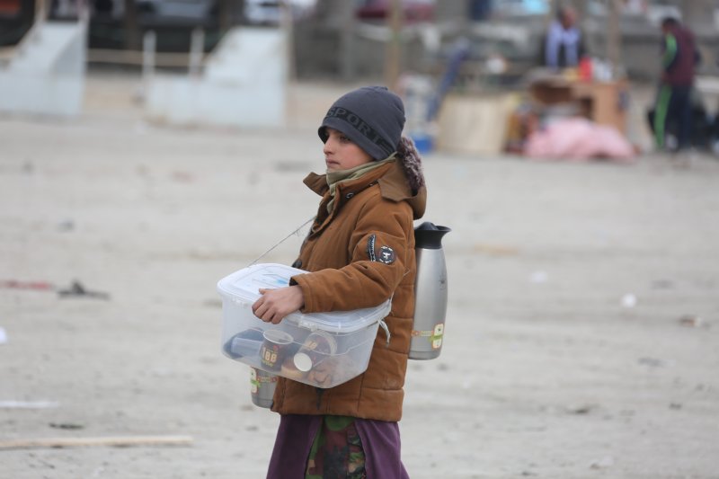 [신화/뉴시스] 카불 시내를 돌아다니며 아프간 차를 팔고 있는 행상 소녀