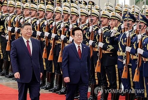 의장대 사열하는 이재명 대통령과 시진핑 주석 (출처=연합뉴스)