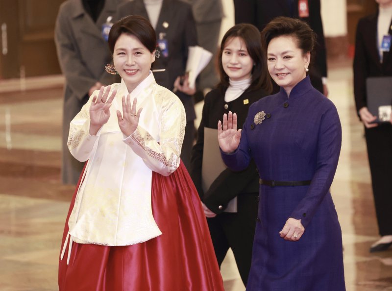 김혜경 여사과 펑리위안 여사가 5일 베이징 인민대회당에서 열린 이 대통령 공식환영식을 마친 후 퇴장하며 인사하고 있다. 2026.1.5/뉴스1 ⓒ News1 허경 기자