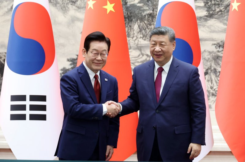 이재명 대통령과 시진핑 중국 국가주석이 5일 베이징 인민대회당에서 열린 한중 MOU 체결식에서 악수하고 있다.2026.1.5/뉴스1 ⓒ News1 허경 기자