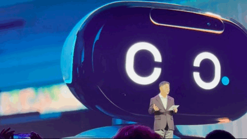 류재철 LG전자 사장(CEO)이 세계 최대 가전·정보기술(IT) 전시회 CES 2026 개막을 하루 앞둔 5일(현지시간) 미국 라스베이거스 만달레이베이 컨벤션센터에서 열린 'LG 월드 프리미어'에서 기조 연설을 하고 있다. 류 사장 뒤로 LG전자의 홈 로봇 LG 클로이드가 이용자의 집안일을 돕는 영상이 재생되고 있다. 사진=임수빈 기자