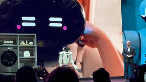 세계 최대 가전·정보기술(IT) 전시회 CES 2026 개막을 하루 앞둔 5일(현지시간) 미국 라스베이거스 만달레이베이 컨벤션센터에서 열린 'LG 월드 프리미어'에서 LG AI 홈 로봇 클로이드가 무대에 올라 브랫 바너 LG전자 미국법인 HS 영업실장과 인사를 하고 있다. 사진=임수빈 기자