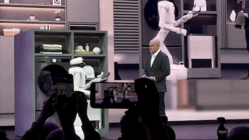 세계 최대 가전·정보기술(IT) 전시회 CES 2026 개막을 하루 앞둔 5일(현지시간) 미국 라스베이거스 만달레이베이 컨벤션센터에서 열린 'LG 월드 프리미어'에서 LG AI 홈 로봇 클로이드가 무대에 올라 브랫 바너 LG전자 미국법인 HS 영업실장이 건넨 세탁물을 세탁기에 넣고 있다. 사진=임수빈 기자