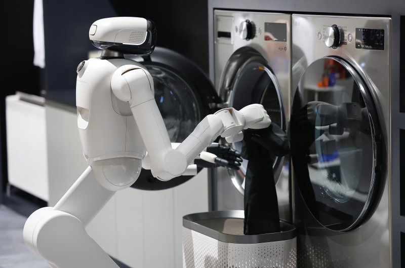 세탁물 찾은 클로이드 (라스베이거스=연합뉴스) 김성민 기자 = 세계 최대 가전·정보기술(IT) 전시회 CES 2026을 앞둔 5일(현지시간) 미국 네바다주 라스베이거스 컨벤션센터(LVCC) LG전자 부스에서 홈 로봇 '클로이드'가 세탁물을 세탁기에 넣고 있다. 2026.1.6 ksm7976@yna.co.kr (끝)