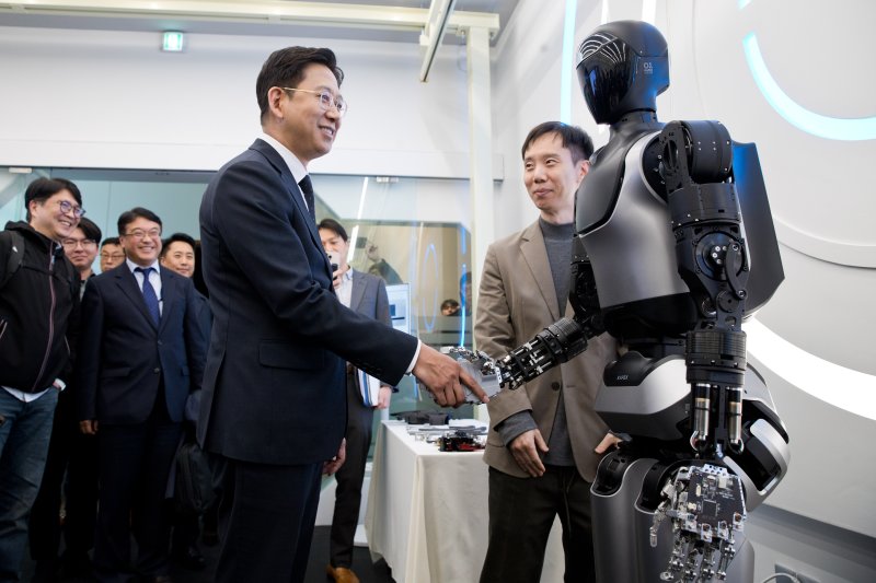 배경훈 과학기술정보통신부 장관이 KAPEX(케이팩스)와 악수를 하고 있다. 케이펙스는 한국과학기술연구원(KIST)·LG전자·LG AI연구원과 공동으로 개발한 한국형 휴머노이드다.(한국과학기술연구원 제공)
