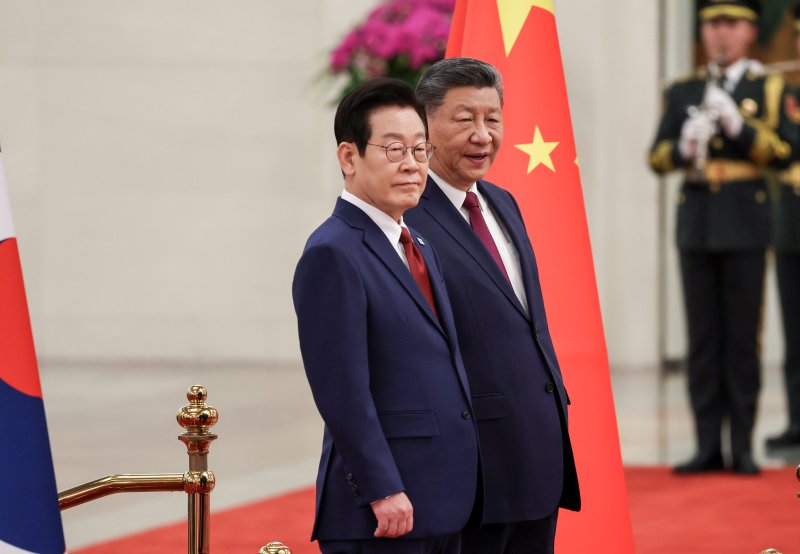 이재명 대통령과 시진핑 중국 국가주석이 5일 베이징 인민대회당에서 열린 이 대통령 공식환영식에서 의장대를 사열하고 있다. 2026.1.5/뉴스1 ⓒ News1 허경 기자