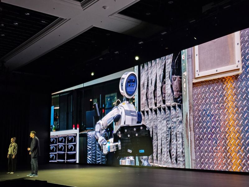 현대차그룹이 5일(현지시간) 미국 라스베이거스 만달레이 베이 컨벤션 센터에서 열린 세계 최대 가전·정보기술(IT) 전시회 CES 2026에서 'AI 로보틱스, 실험실을 넘어 삶으로: Partnering Human Progress'를 주제로 미디어 데이를 열고 '차세대 전동식 아틀라스 개발형 모델(The Atlas product)'을 최초 공개하고 있다. 사진=김학재기자