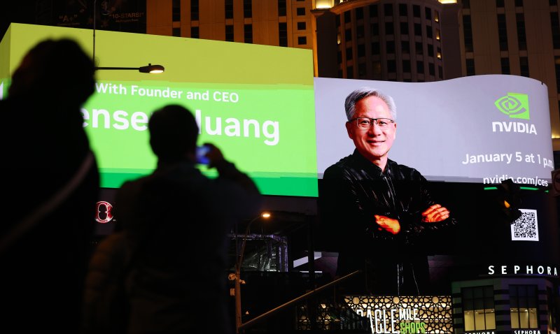 세계 최대 IT(정보기술)·가전 전시회 'CES 2026' 개막을 사흘 앞둔 3일(현지시간) 미국 네바다주 라스베이거스 거리에 젠슨 황 엔비디아 최고경영장(CEO) 특별 연설 광고가 표출되고 있다. 2026.1.4/뉴스1 ⓒ News1 황기선 기자