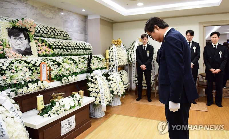 빈소 조문하는 최휘영 장관 (출처=연합뉴스)