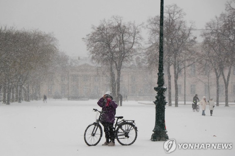 눈 내린 5일(현지시간) 파리 샹드마르스의 시민 (출처=연합뉴스)