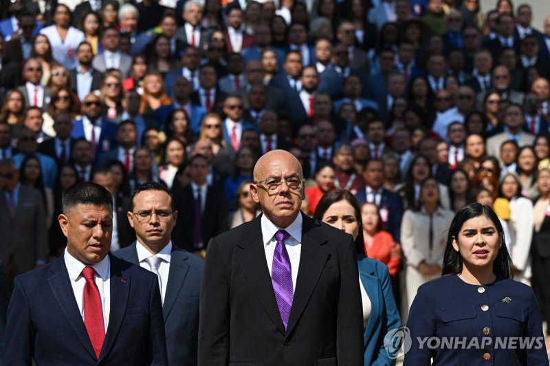 5일(현지시간) 베네수엘라 의원들과 한자리에 선 호르헤 로드리게스 국회의장(가운데) (출처=연합뉴스)