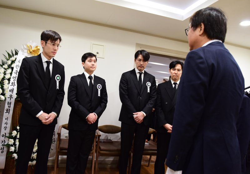 최휘영 문화체육관광부 장관이 5일 서울 서초구 서울성모병원 장례식장에 마련된 배우 안성기의 빈소를 조문하며 고인의 아들들, 배우 정우성과 이정재와 대화를 나누고 있다. 2026.1.5/뉴스1 ⓒ News1 사진공동취재단