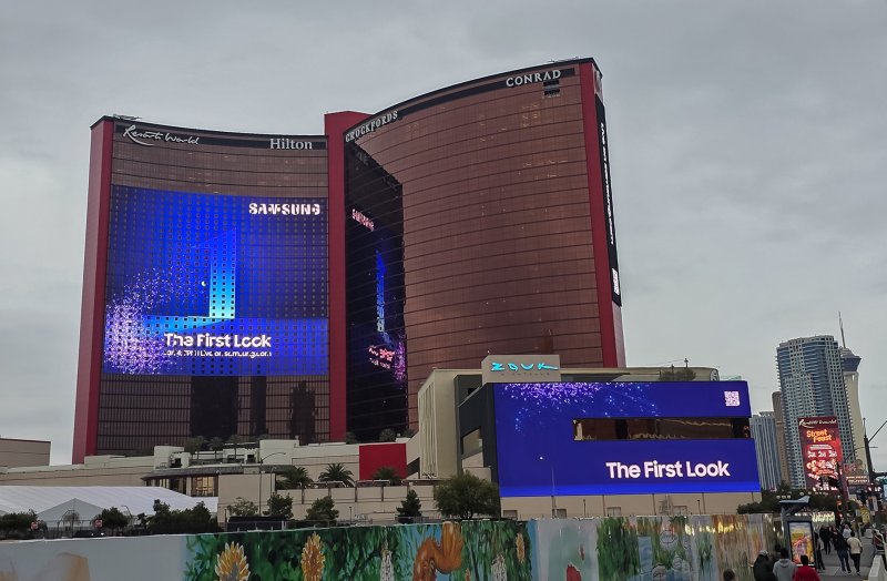 세계 최대 전자 전시회 CES 2026가 열리는 미국 라스베이거스 위치한 리조트월드 호텔 외경의 삼성전자 CES 2026 옥외광고 사진 (사진제공 = 삼성전자)