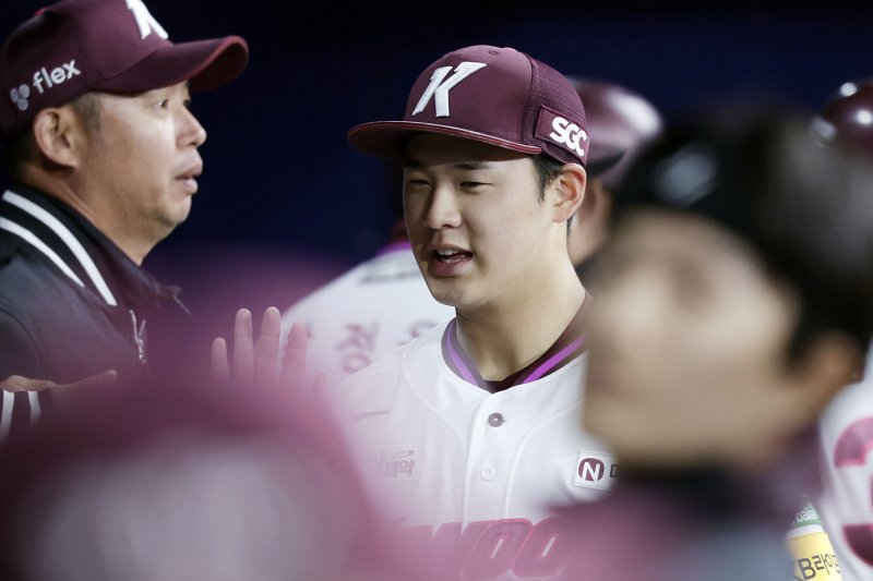 [서울=뉴시스] 최동준 기자 = 18일 서울 구로구 고척스카이돔에서 열린 2025 KBO리그 시범경기 롯데 자이언츠와 키움 히어로즈의 경기, 4회초 2사 1, 3루 상황 키움 선발 정현우가 롯데 정보근을 삼진으로 잡아낸 뒤 동료들과 하이파이브하고 있다. 2025.03.18. photocdj@newsis.com