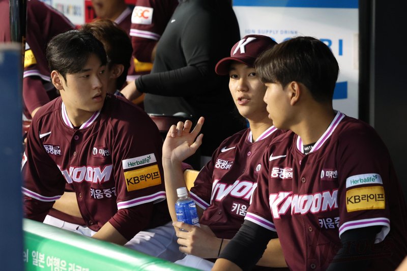 [서울=뉴시스] 프로야구 키움 히어로즈의 안우진(가운데)가 18일 서울 잠실구장에서 열린 2025 신한 쏠뱅크 KBO리그 두산 베어스와의 경기 도중 정현우, 박정훈에게 조언을 건네고 있다. (사진=키움 히어로즈 제공) 2025.09.18. *재판매 및 DB 금지