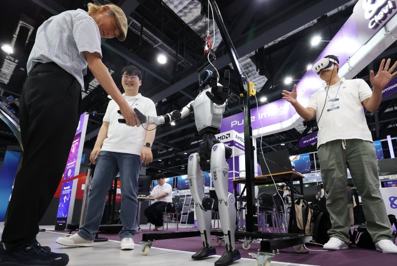 지난 9월 서울 강서구 코엑스 마곡 컨벤션센터에서 열린 '제1회 산업 AI 엑스포'에서 AI 스타트업 클레비가 인간 동작을 학습하는 피지컬 AI를 구현한 휴머노이드 로봇을 선보이고 있다.. 2025.9.3/뉴스1 ⓒ News1 오대일 기자