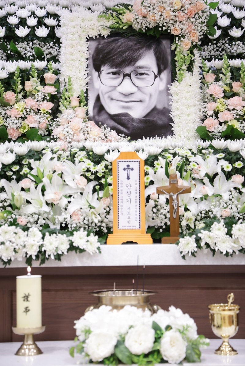 침통한 표정으로 故 안성기 빈소 지키는 정우성-이정재 [뉴시스Pic]