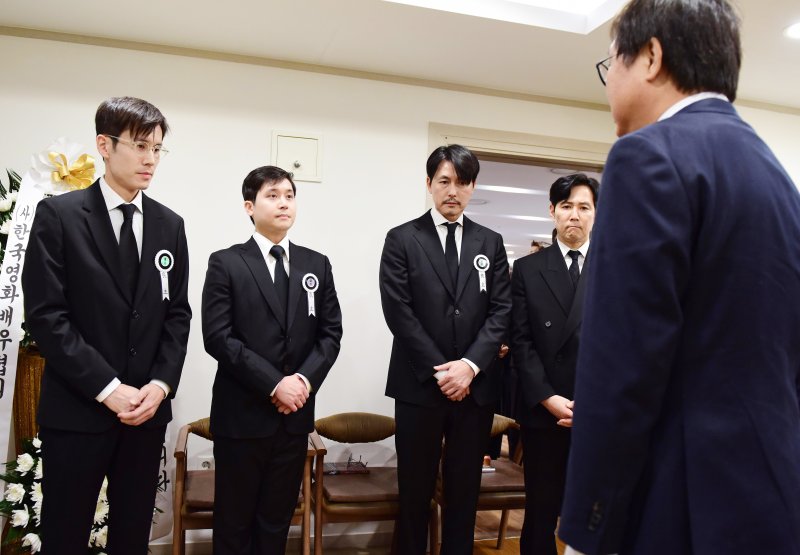 침통한 표정으로 故 안성기 빈소 지키는 정우성-이정재 [뉴시스Pic]