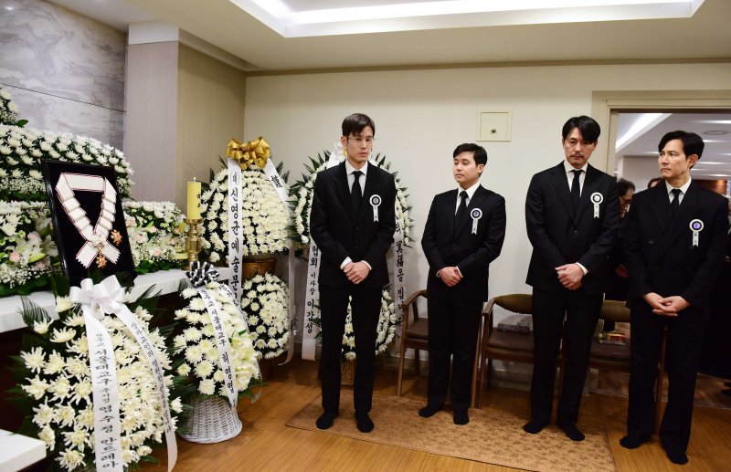 침통한 표정으로 故 안성기 빈소 지키는 정우성-이정재 [뉴시스Pic]