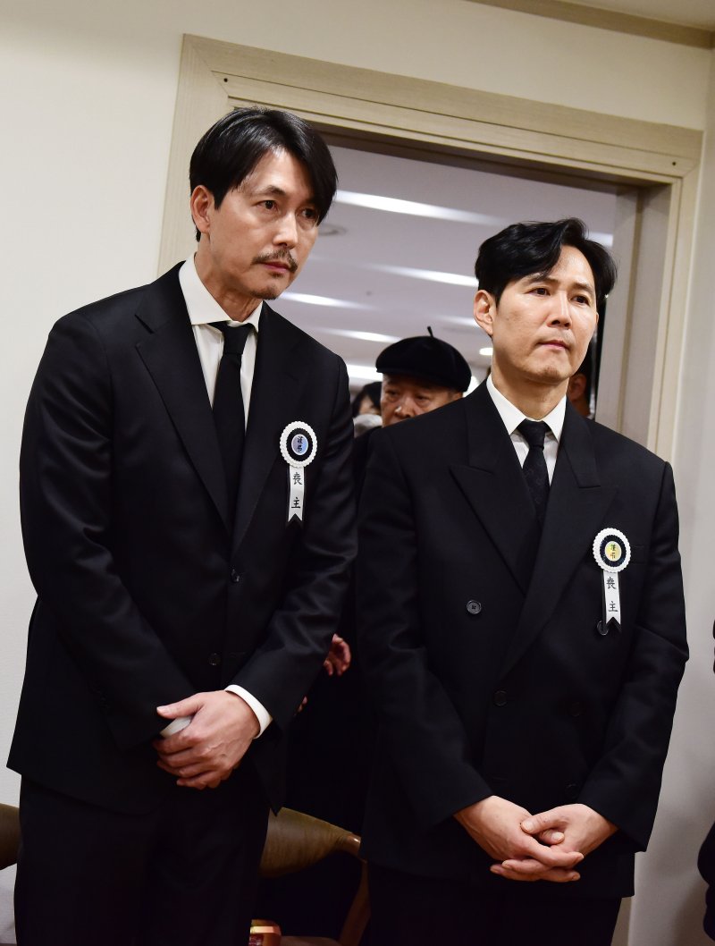 침통한 표정으로 故 안성기 빈소 지키는 정우성-이정재 [뉴시스Pic]