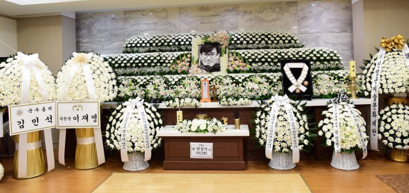 침통한 표정으로 故 안성기 빈소 지키는 정우성-이정재 [뉴시스Pic]