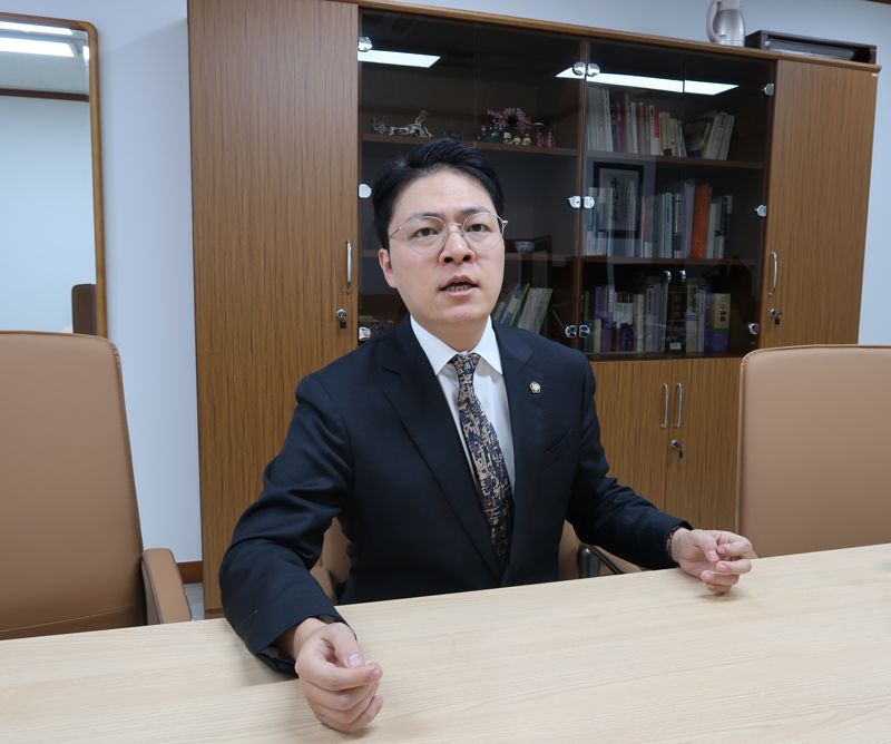 김기원 서울지방변호사회 수석부회장이 지난해 12월 23일 변호사회관 사무실에서 본지와 인터뷰를 하고 있다. 사진=최은솔 기자