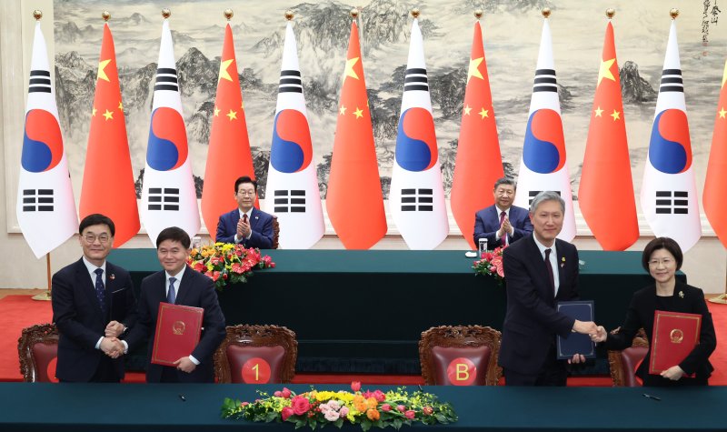 주대영 국립공원공단 이사장(왼쪽부터)과 류궈홍 중국 국가공원관리국 국장, 노재헌 주중대사와 쑨메이쥔 해관총서 서장이 5일 베이징 인민대회당에서 이재명 대통령과 시진핑 국가주석이 참석한 가운데 각각 국가공원관리당국 간 협력 및 수출입동식물 검역 분야 협력에 관한 MOU를 체결하고 있다. 2026.1.5/뉴스1 ⓒ News1 허경 기자