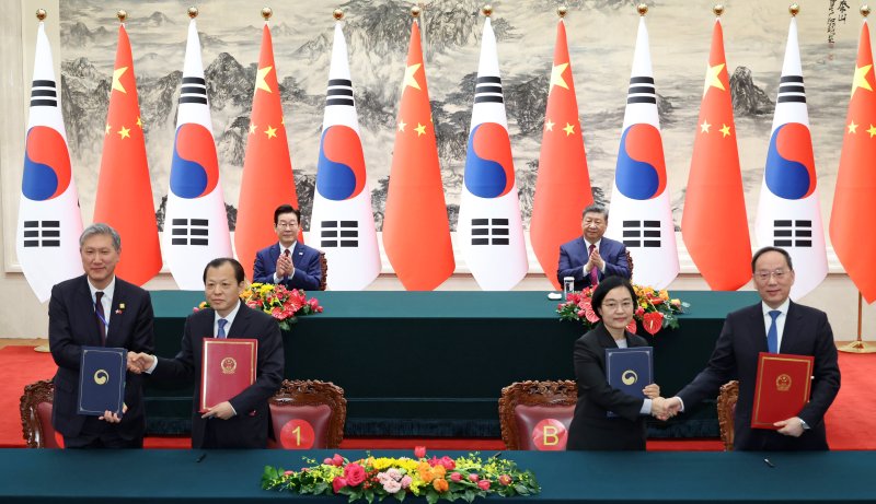 노재헌 주중대사(왼쪽부터)와 류웨이 중국 교통운수부 부장, 한성숙 중기부 장관과 리러칭 중국 공업정보화부 부장이 5일 베이징 인민대회당에서 이재명 대통령과 시진핑 국가주석이 참석한 가운데 각각 교통 분야 협력 및 중소기업과 혁신 분야에 관한 협약식을 하고 있다. 2026.1.5/뉴스1 ⓒ News1 허경 기자