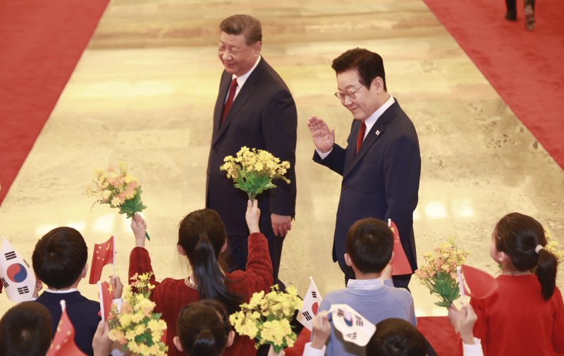 이재명 대통령과 시진핑 중국 국가주석이 5일 베이징 인민대회당에서 열린 공식 환영식에 퇴장하며 인사하고 있다. 2026.1.5/뉴스1 ⓒ News1 허경 기자