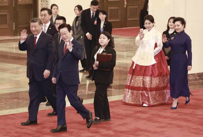 이재명 대통령과 시진핑 중국 국가주석이 5일 베이징 인민대회당에서 열린 공식 환영식에 퇴장하며 인사하고 있다. 2026.1.5/뉴스1 ⓒ News1 허경 기자